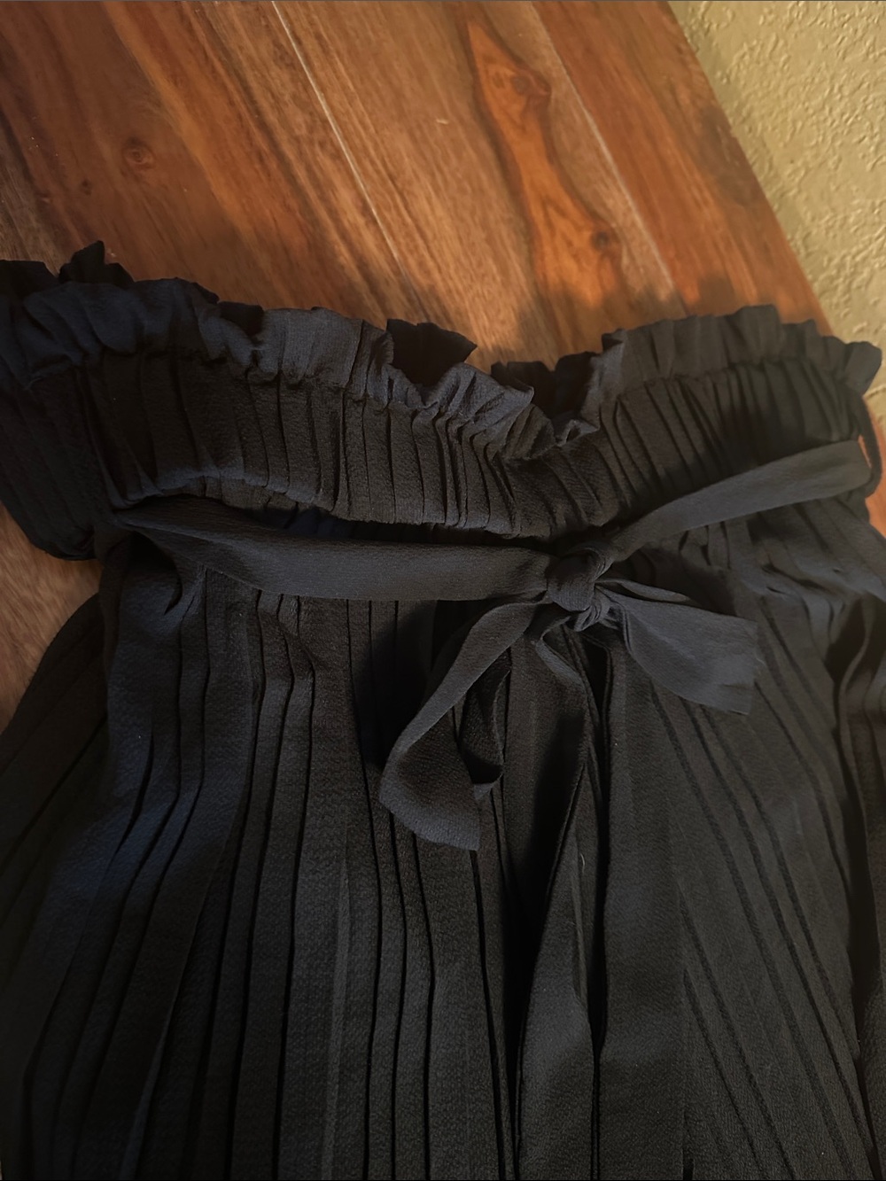 Black Pleated Wide-Leg Tie-Waist Pants - Picture 5 of 7
